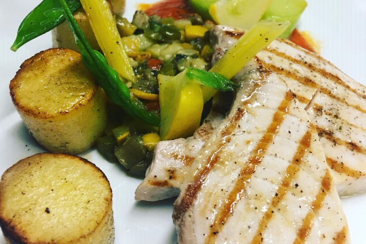 Médaillon d’espadon grillé à l’huile de romarin, mini-ratatouille, bouchons de pommes de terre dorées - Hôtel de la Paix