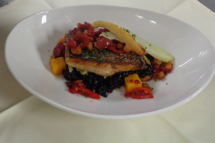Dos de loup de mer, sauce vierge croustillante à l'huile de pistache, riz noir et dés de courge - Hôtel de la Paix