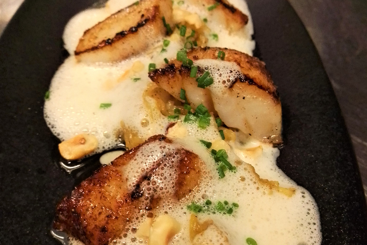 Noix de Saint Jacques dorées à la crème de chasselas et courge spaghetti aux noisettes - Hôtel de la Paix
