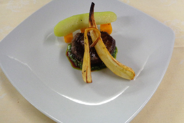 Filet de boeuf de Nardi "rassi sur os", pesto de roquette et parmesan, légumes du marché - Hôtel de la Paix
