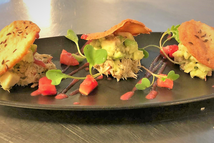 Emiettée de crabe au basilic, avocat légèrement épicé et tuile croquante au cumin (L) - Hôtel de la Paix
