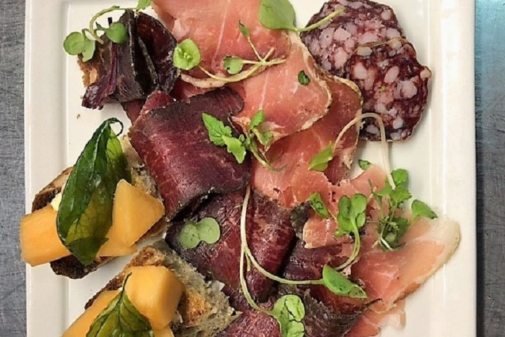 Planchette de charcuterie de la Riviera et sa bruschetta de melon au basilic frit Et beurre salé - Hôtel de la Paix