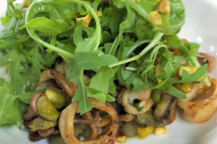 Poêlée de calamaretti à la provençale, roquette et pistaches torréfiées (L) - Hôtel de la Paix
