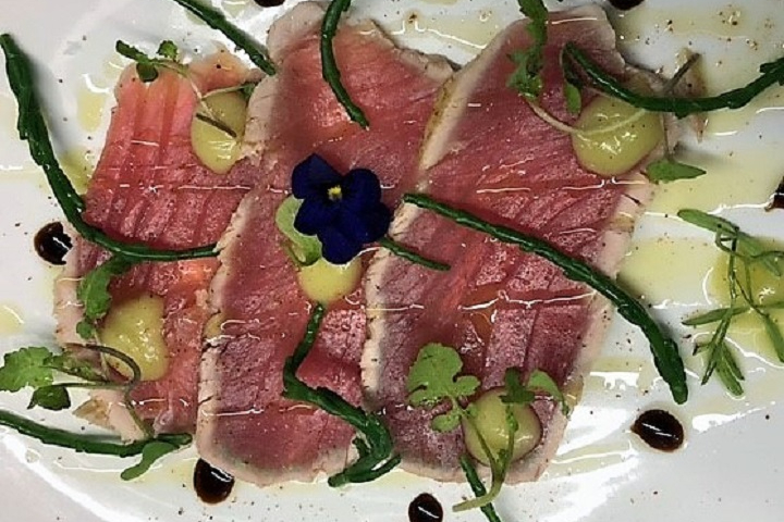 Carpaccio de thon mi-cuit au poivre rouge, vinaigrette aux asperges vertes, saladine - Hôtel de la Paix