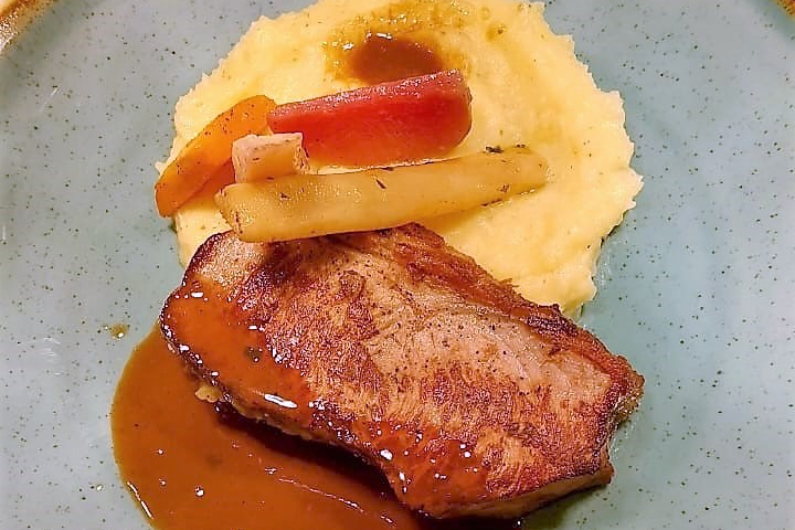Filet de veau doré d'une face, pommes purée au beurre de poivre vert et légumes racine - Restaurant le Coup de Soleil