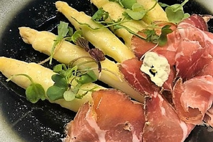 Asperges blanches tièdes gratinées à l’Emmental affiné, dentelle de jambon cru - Hôtel de la Paix