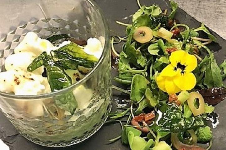 Salade grecque revisitée et feta brûlée minute - Hôtel de la Paix