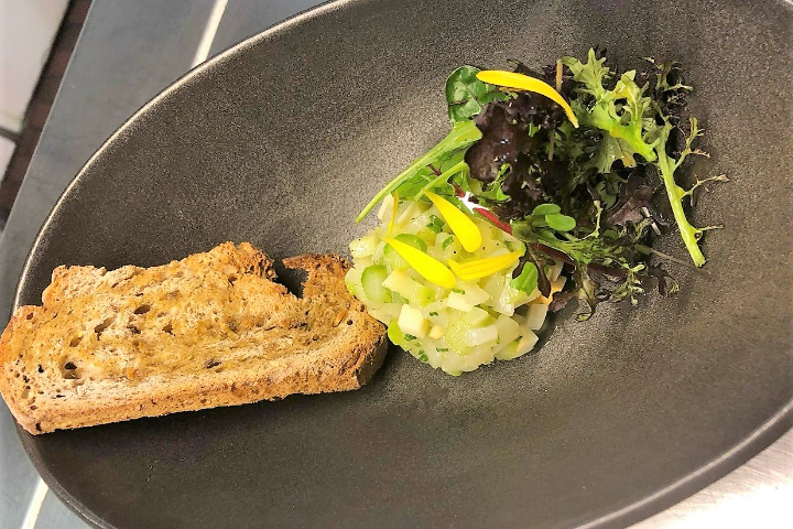 Tartare de tomates colorées, mozzarella de bufala, basilic et fleur de sel (Veg) - Hôtel de la Paix