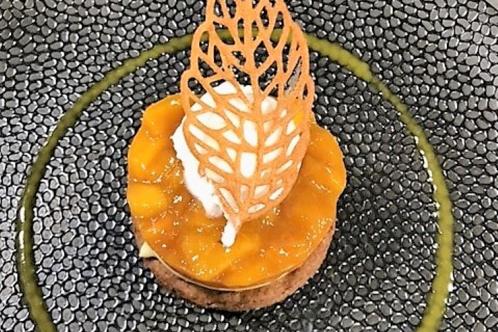 Sablé croustillant aux Mangues caramélisées et Passion - Restaurant le Coup de Soleil