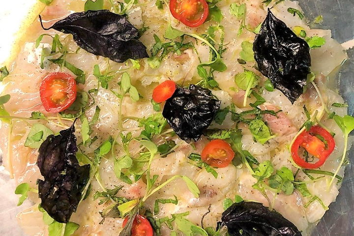 Ceviche de loup de mer au basilic citron et pourpre de Bremblens (L) - Hôtel de la Paix