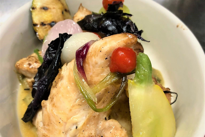 Filets mignon de poulet dorés au basilic violet, risotto rosso et mini-légumes d’été - Hôtel de la Paix