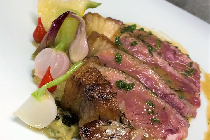 Côte de bœuf (750gr) pour 2 personnes, de chez Nardi rôtie à la fleur de sel, jus au beurre persillé (L) & - Hôtel de la Paix