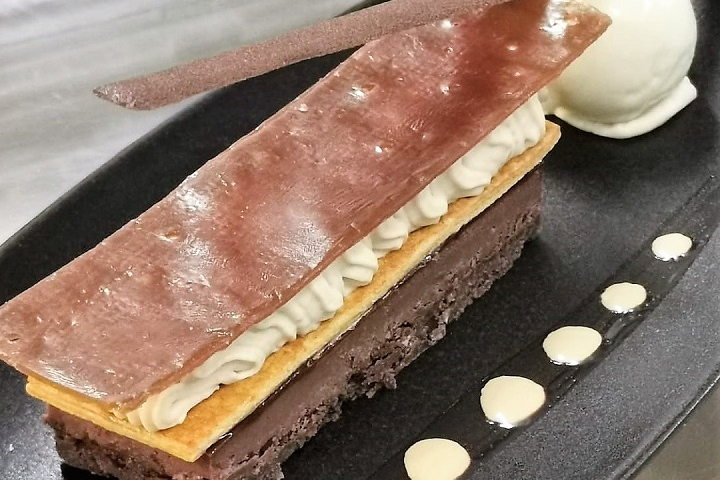 Mille-feuille au chocolat pure Caraïbe, mousse café et sorbet amandes douces - Hôtel de la Paix