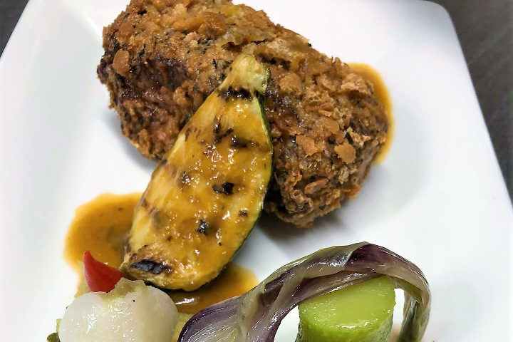 Entrecôte de veau suisse en croute de grissini et thym citron, mousse de courgettes rôties (L) & - Hôtel de la Paix