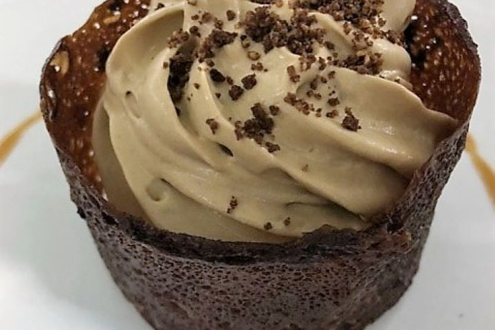 Alliance chocolat noir et café mousseux, vanille glacée et croquant au grué - Restaurant le Coup de Soleil