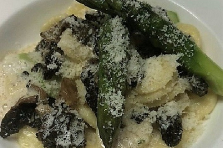 Orecchiette aux calamaretti, asperges vertes et beurre d’écrevisses - Hôtel de la Paix