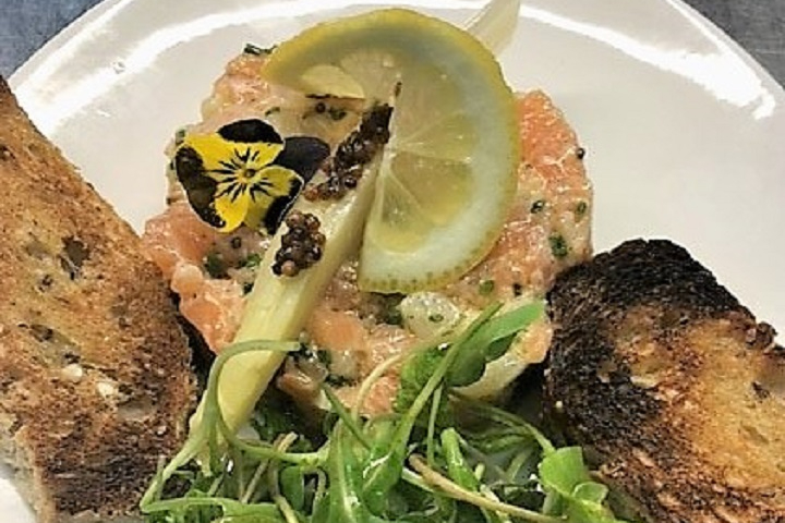Tartare de saumon aux asperges, caviar de moutarde au balsamique - Hôtel de la Paix