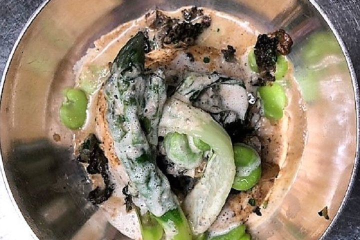 Filets mignons de poulet dorés aux morilles, pakchoi, fèves et asperges - Hôtel de la Paix