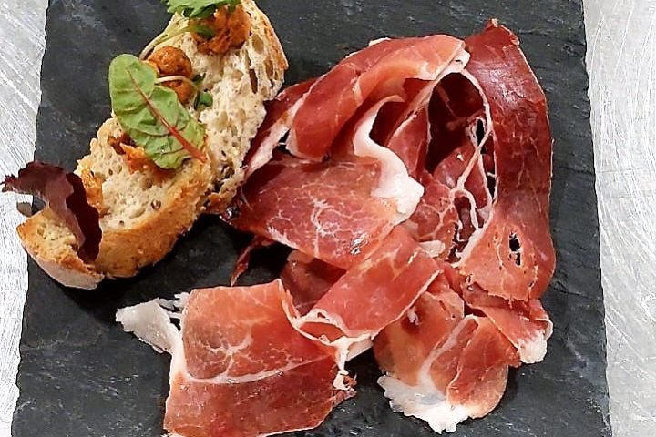 Ardoise de jambon Serrano, toast au pesto rouge - Restaurant le Coup de Soleil
