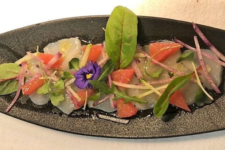 Carpaccio de Saint-Jacques aux agrumes, julienne de radis colorés - Restaurant le Coup de Soleil