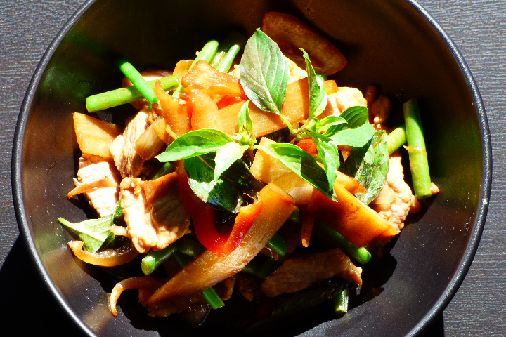 Porc, poulet émincé ou crevettes sautés au basilic Thaï - Silimonkol