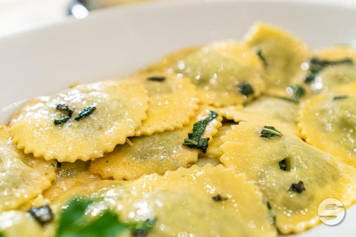 Ravioli gefüllt mit Spinat und Ricotta in Butter Salbei - Grotto Reale