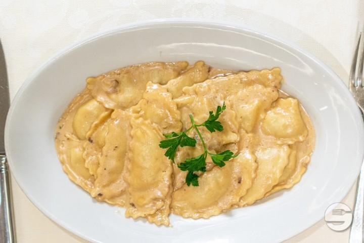 Ravioli gefüllt mit Trüffel an einer Trüffelrahmsauce - Grotto Reale