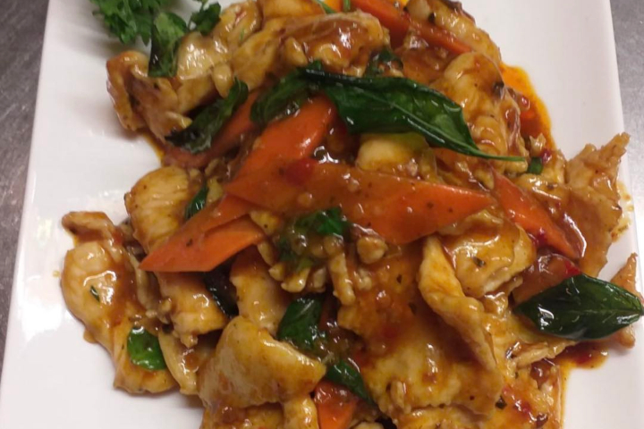 Poulet aux basilics - Piments Rouge