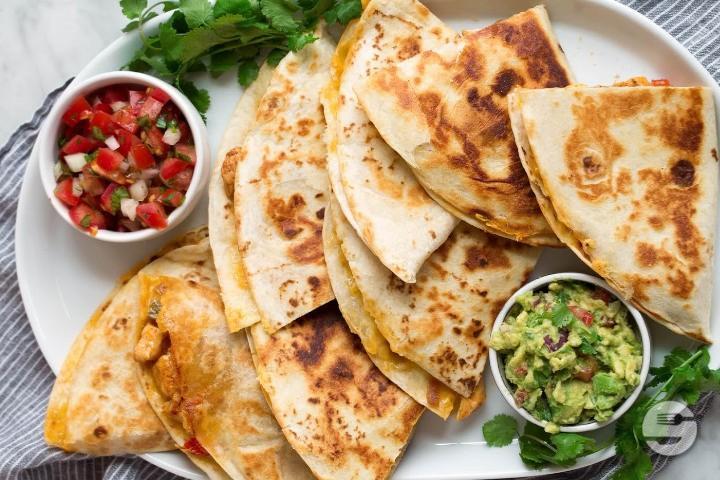 3 Stk. Quesadillas Vegi Mix mit Salat und Hausdressing - Mexis Clara