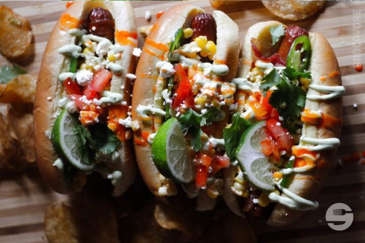 Hot Dogs (2 Stk) 4x Wienerli Salat mit 1x Hausdressing Soft Drink Schokoladenkuchen - Mexis Clara