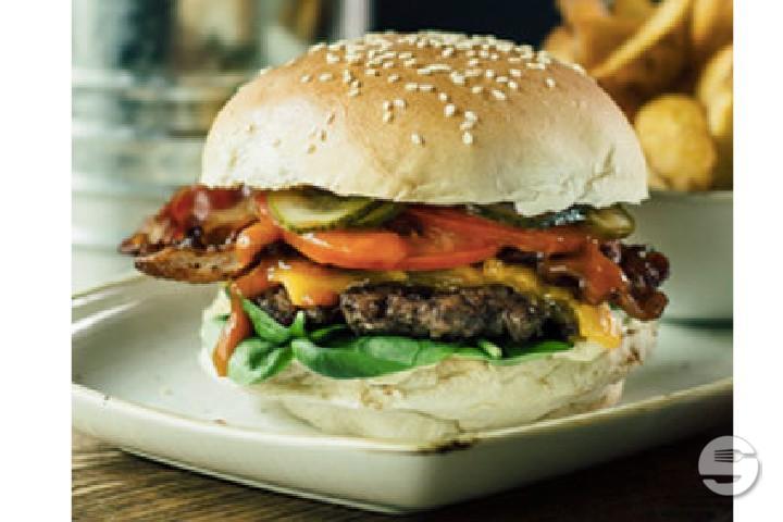 Mexican Black Angus Beef Burger 150g Salat mit Hausdressing Pommes - Mexis Clara