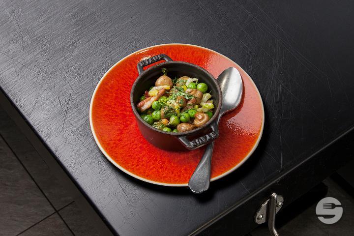 Cassolette de champignons de Paris, oignons et petits lardons - Philippe Chevrier à la Maison