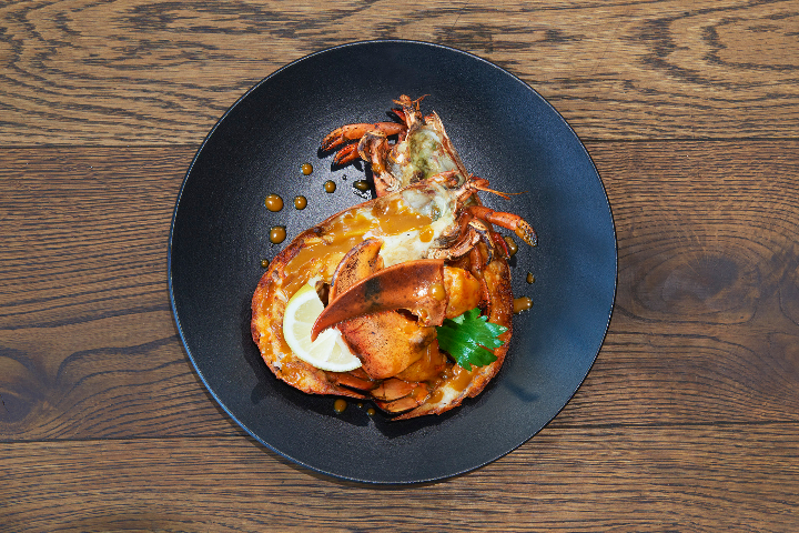 Demi homard du Maine grillé au curry noir - Philippe Chevrier à la Maison