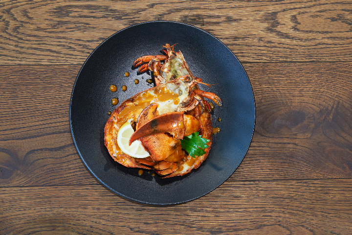 Homard entier du Maine grillé au curry noir - Philippe Chevrier à la Maison