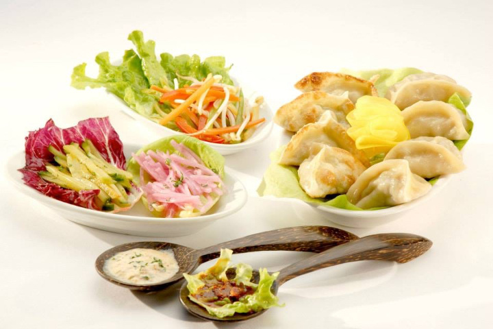 Momo Chicken, mit CH Poulet, mit kl. Gurkensalat + 3 Saucen - Shangrila Tibet Restaurant