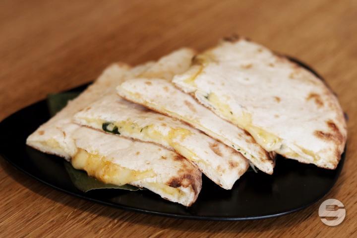 Naan Mozzarella et Gruyère Épicé - INDA-BAR