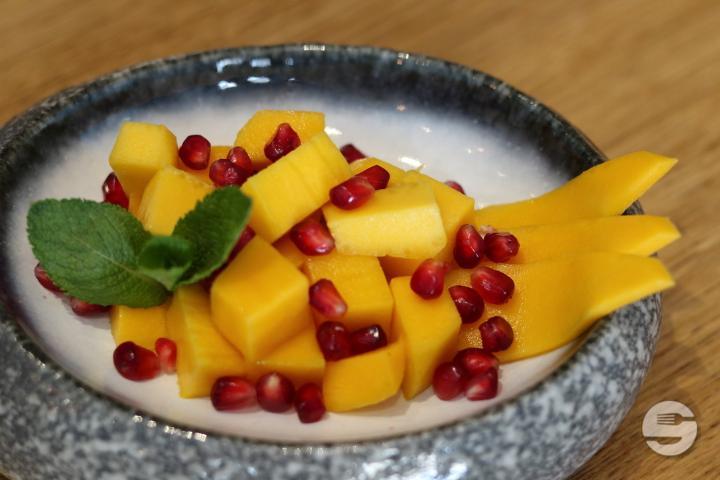 Salade de Mangue Fraiche et Grenade - INDA-BAR