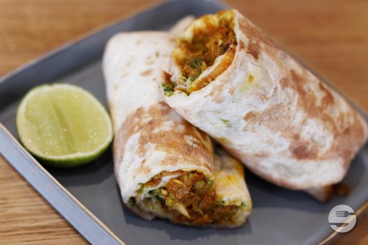 Roll de poulet tikka et aubergine épicée - INDA-BAR