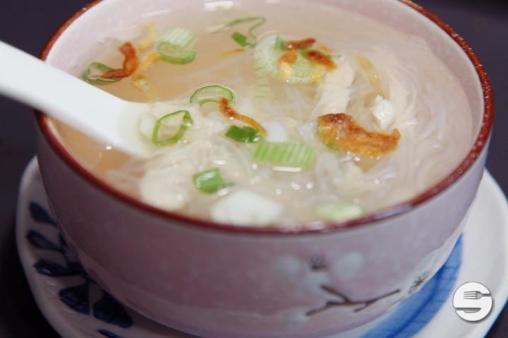 Hühner Bouillon mit Pouletstreifen und Glasnudeln - China Restaurant Lily