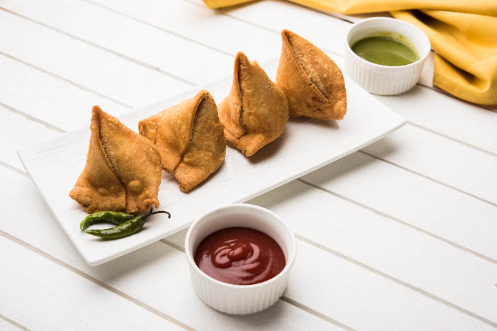 Aloo Samosa - Moksha Resto Lounge Indien