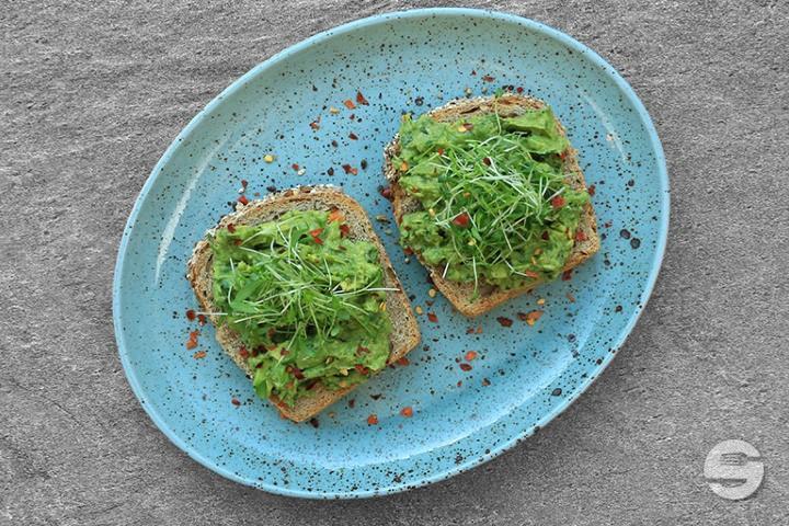 Smashed Avocado-Kale Toast - Beetnut Europaallee