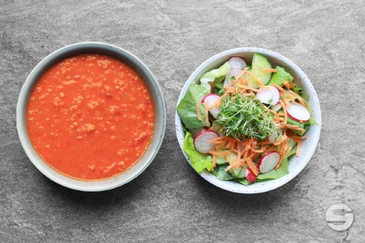 Tomaten Dal Suppe & Side Salad - Beetnut Europaallee