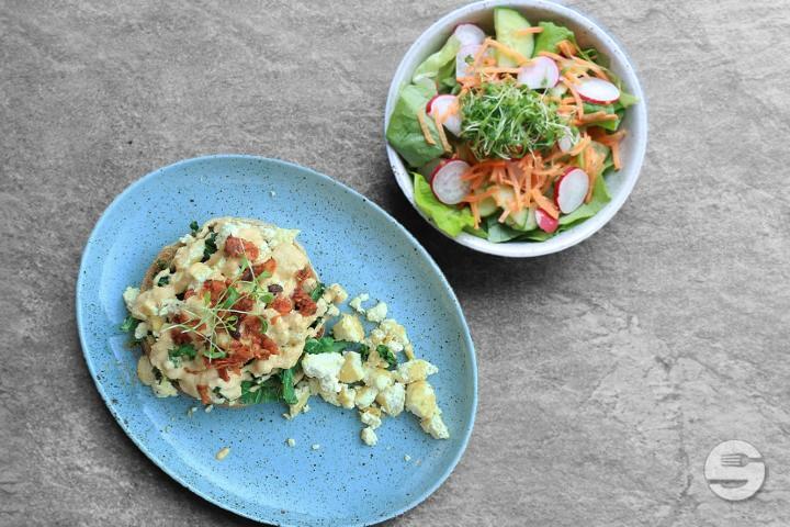 Bagel with vegan Scramble and Side Salad - Beetnut Europaallee