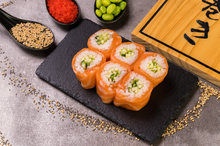 Salmon Roll Concombre - Sushi Deli