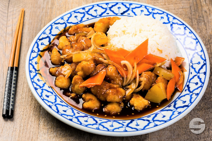 Poulet (en beignets) à la sauce ‘aigre douce black’ - Feuille de Banane