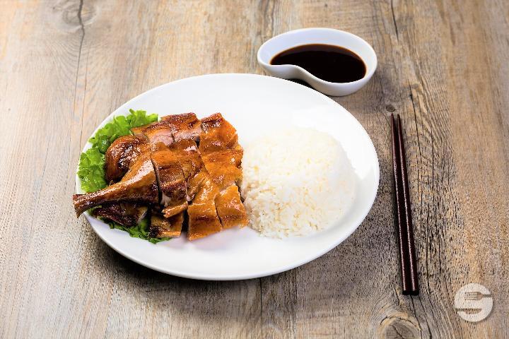 Quart de Canard Laqué avec Os - Feuille de Banane
