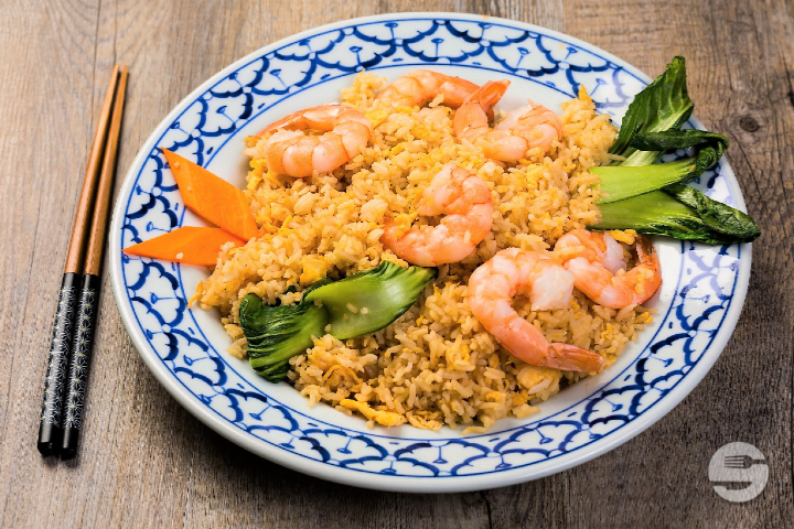 Riz Sauté aux Crevettes et Légumes - Feuille de Banane