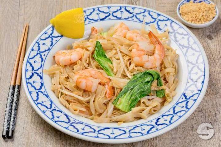 Pâtes de Riz Sautées aux Crevettes Thai - Feuille de Banane