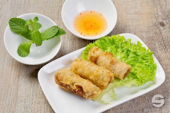 Nems Vietnamiens Frits au Poulet et Légumes - Feuille de Banane