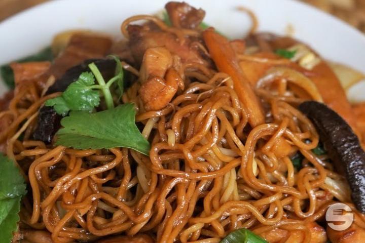B4. Nouilles Sautées au Poulet - Hong Kong Palace Boudry